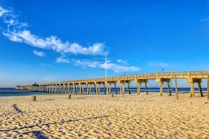 On the beach - Beachfront 3BR • Gulf Views • Sleeps 8 • Pools • Tidewater Resort (Panama City Beach)