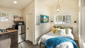 Blackout curtains, iron/ironing board (on request), free WiFi - BlueWater BaseCamp (Chugiak)