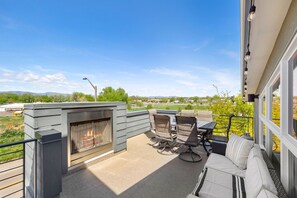 Outdoor dining - Elegant Oasis - Fireplaces, King Beds, Mtn Views! (Fort Collins)
