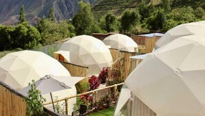 A series of dome-shaped tents with a view of a mountainous landscape in the background. - Miski Samay Domo Boutique (Urubamba)