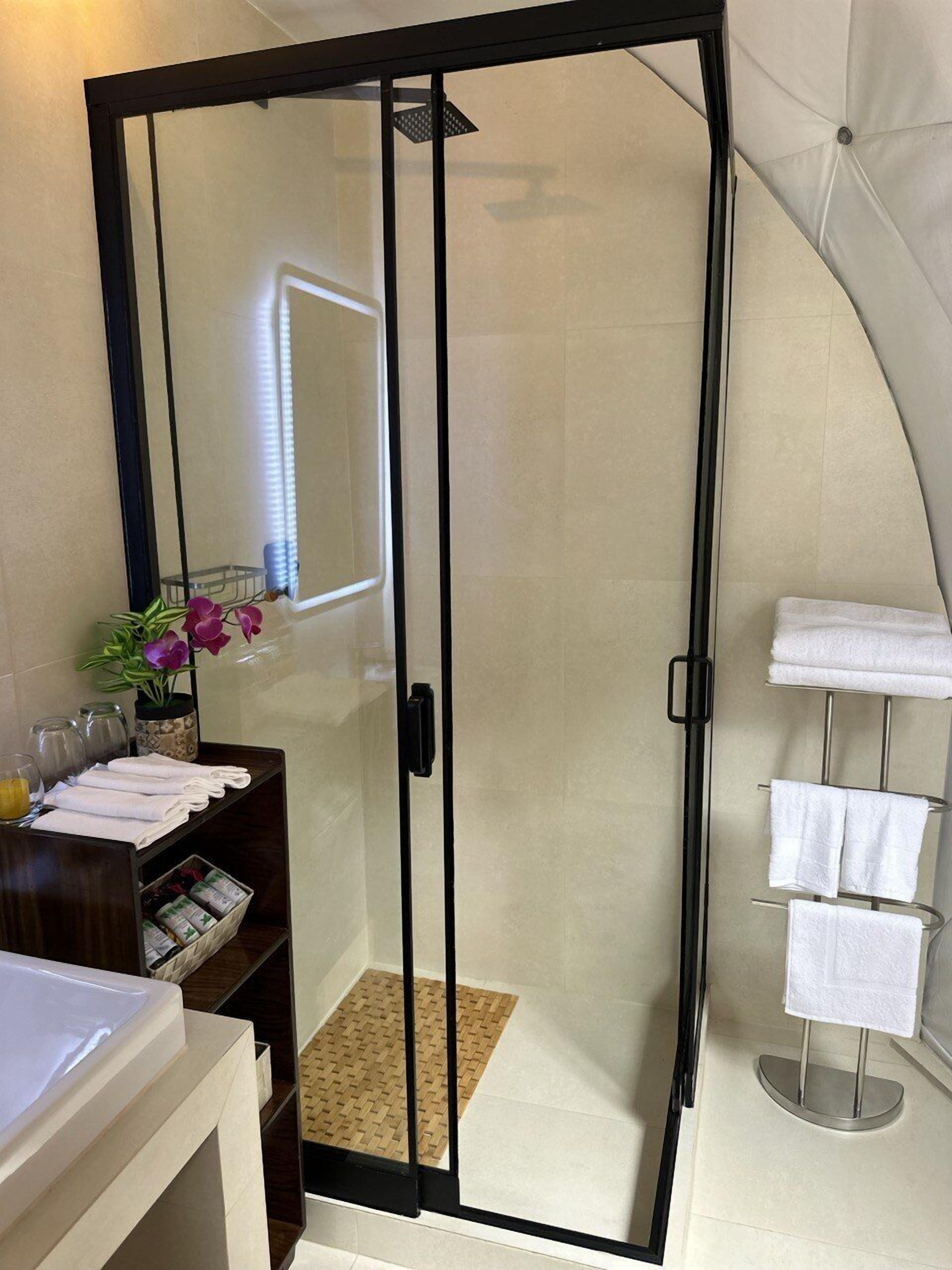 Deluxe suite, 1 queensize bed | Badkamer | Een regendouche, een haardroger, badjassen, handdoeken