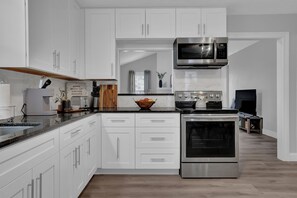 Fridge, microwave, oven, stovetop - The Smart Stay!! New Remodel! Minutes from Atlanta!! (Norcross)