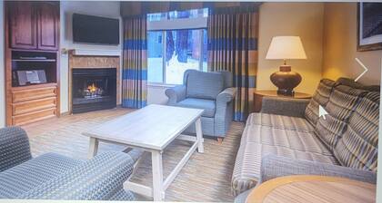 Cozy spacious 3-bedroom apt sleeps8 in Zephyr Cove with Wi-Fi, fitness room