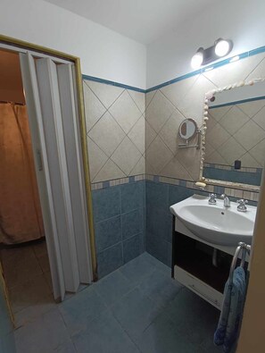 Bidê, toalhas de banho, sabonete, papel higiênico