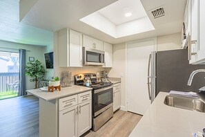 Premium Apartment | Private kitchen | Fridge, microwave, oven, stovetop