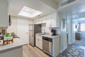 Apartamento premium | Cozinha privada | Geladeira, micro-ondas, fogão, cooktop