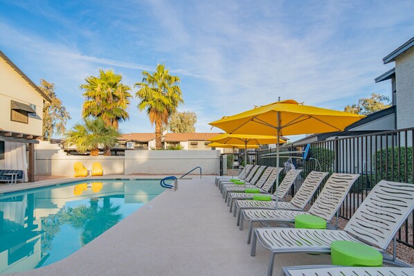 Una piscina al aire libre