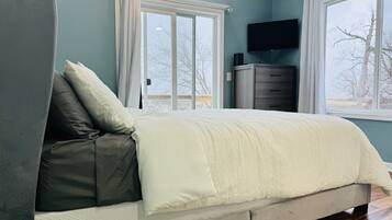 4 bedrooms, desk, iron/ironing board, travel cot