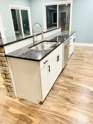 Getaway On The Bay!! Stunning views on Lake Erie, 4 bed- 4 bath. 