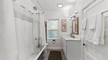 Séchoir à cheveux, serviettes fournies, savon, shampooing