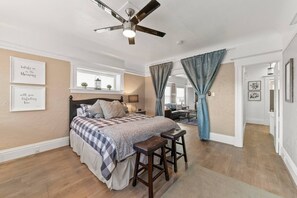 2 slaapkamers, een bureau, een strijkplank/strijkijzer, gratis wifi