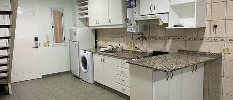 Jääkaappi, liesi, vedenkeitin, leivänpaahdin