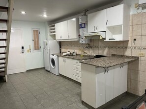 雪櫃、爐具、電熱水壺、多士爐