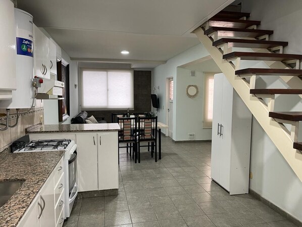 雪櫃、爐具、電熱水壺、多士爐