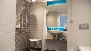 Standaard kamer, 1 queensize bed, toegankelijk voor mindervaliden | Badkamer | Een douche, gratis toiletartikelen, een haardroger, handdoeken