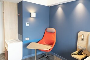 Desk, laptop workspace, blackout curtains, soundproofing - Holiday Inn Express Caen Epron by IHG (Epron)