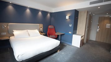 Kamer, 1 queensize bed, toegankelijk voor mindervaliden | Een bureau, een laptopwerkplek, verduisterende gordijnen