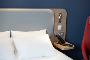 Desk, laptop workspace, blackout curtains, soundproofing - Holiday Inn Express Caen Epron by IHG (Epron)