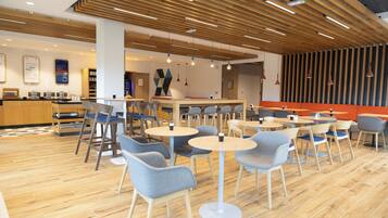 Petit déjeuner complet compris tous les jours