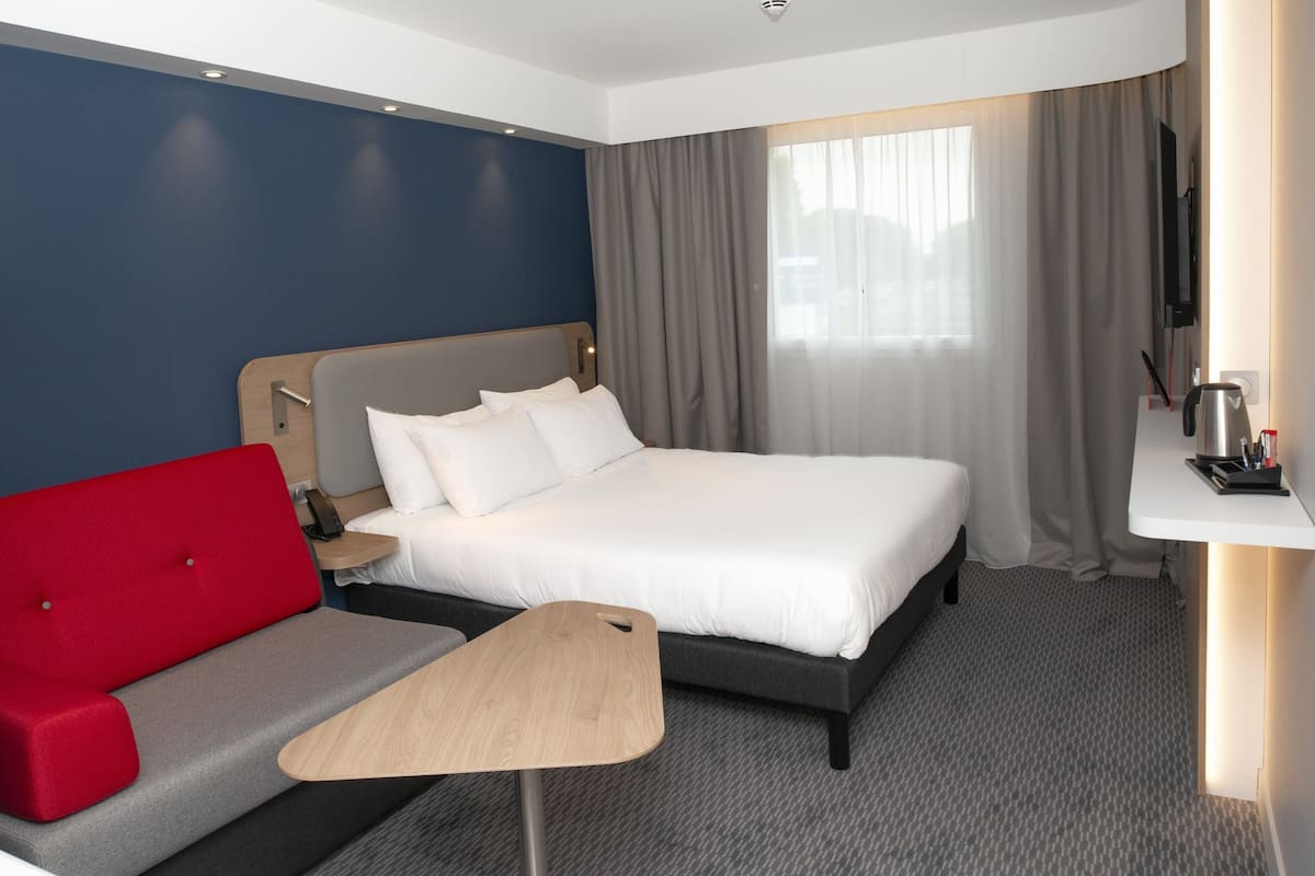 Standard Room, 1 Queen Bed with Sofa bed | Desk, laptop workspace, blackout drapes, soundproofing