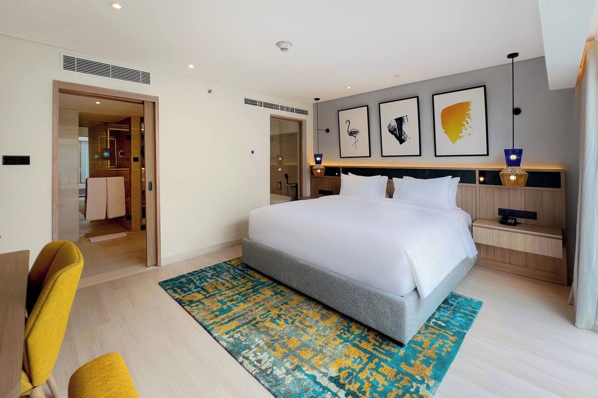 Suite, 1 Bedroom | Gebar bulu kapas, peti besi dalam bilik, langsir/tirai gelap terus 