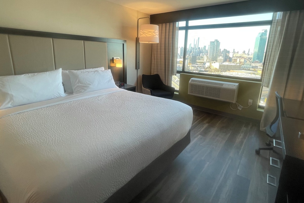 Standard Room, 1 King Bed (NYC Skyline View) | In-room safe, desk, soundproofing, iron/ironing board