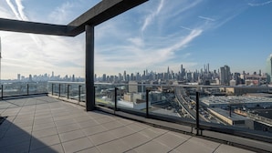 Un edificio alto con una vista panorámica de la ciudad.