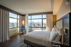 标准房, 1 张特大床 (NYC Skyline View) | 客房内保险箱、办公桌、隔音、熨斗/熨衣板