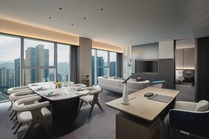 Suite (Riverside) | In-room safe, soundproofing, iron/ironing board, free WiFi