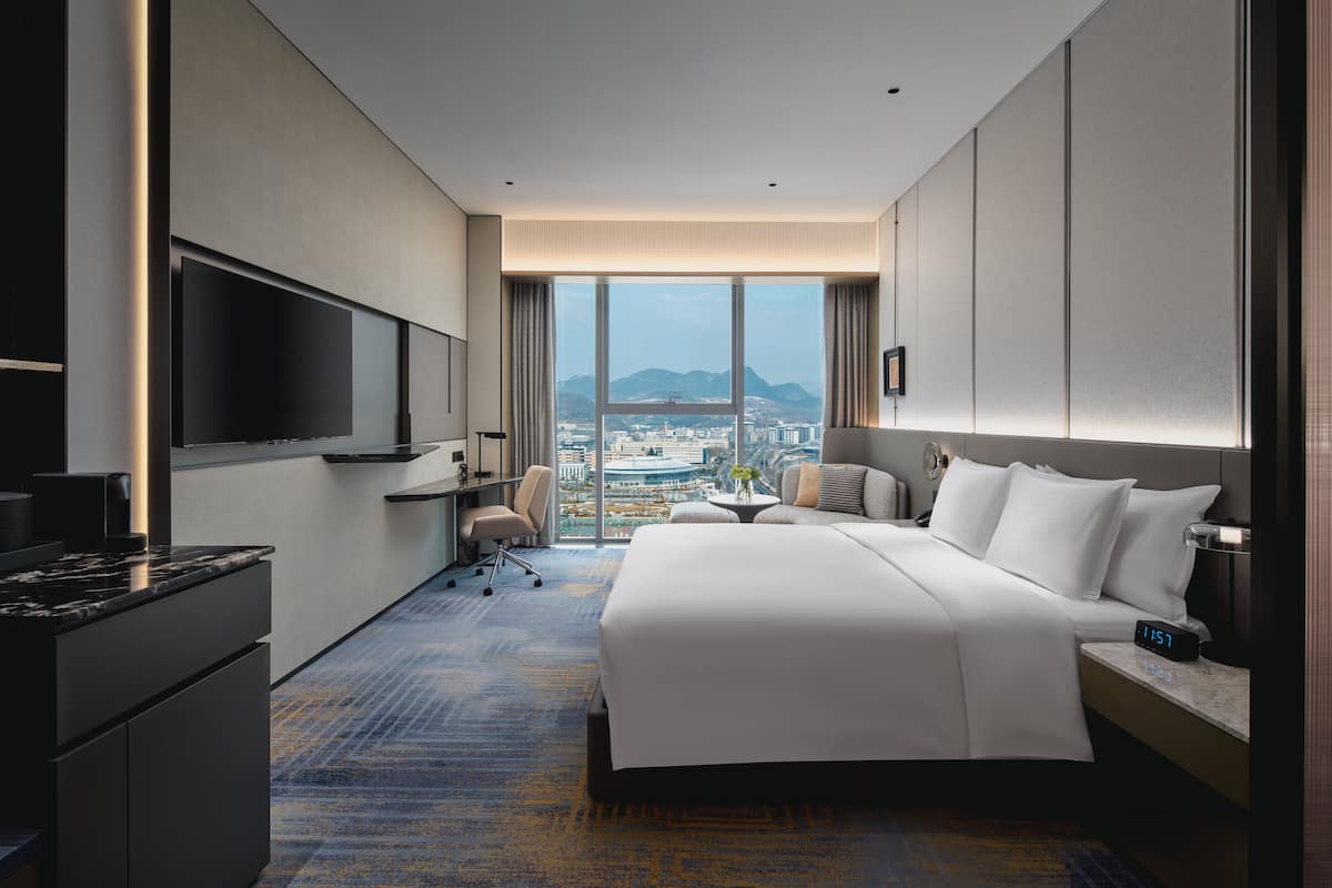 In-room safe, soundproofing, iron/ironing board, free WiFi
