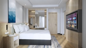 Une chambre d’hôtel moderne dotée d’un grand lit, d’un téléviseur à écran plat et d’un mur décoratif en bois.