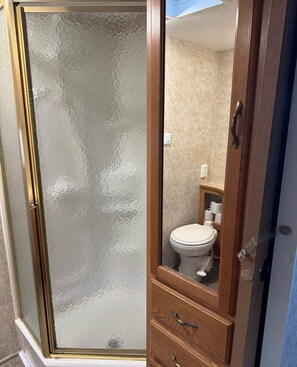 Toallas, jabón, papel de baño 