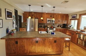 Oven, stovetop - Renovated Craftsman style bungalow available-long term rental only (Lexington)