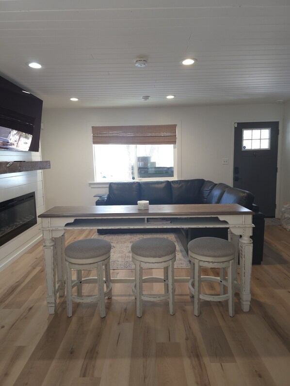 Interior - Charming Lakeside Cottage/ Your Cozy Fall & Winter Mountain Escape (Lakeside)