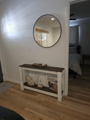 3 bedrooms, iron/ironing board, travel cot, free WiFi - Charming Lakeside Cottage/ Your Cozy Fall & Winter Mountain Escape (Lakeside)