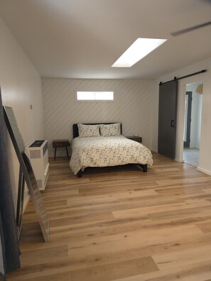 3 habitaciones, tabla de planchar con plancha y cuna de viaje 