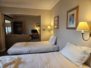 Habitación superior con 2 camas individuales, 2 camas individuales | Escritorio, tabla de planchar con plancha, wifi gratis y ropa de cama 