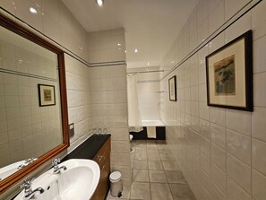 Habitación superior con 2 camas individuales, 2 camas individuales | Baño | Secadora de cabello y toallas 