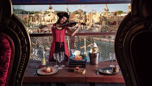 A dining table with a violinist, wine glasses, and a dessert plate. - Mobil-home Privilège 4p | TV & Clim | Plage à 800m (Agde)