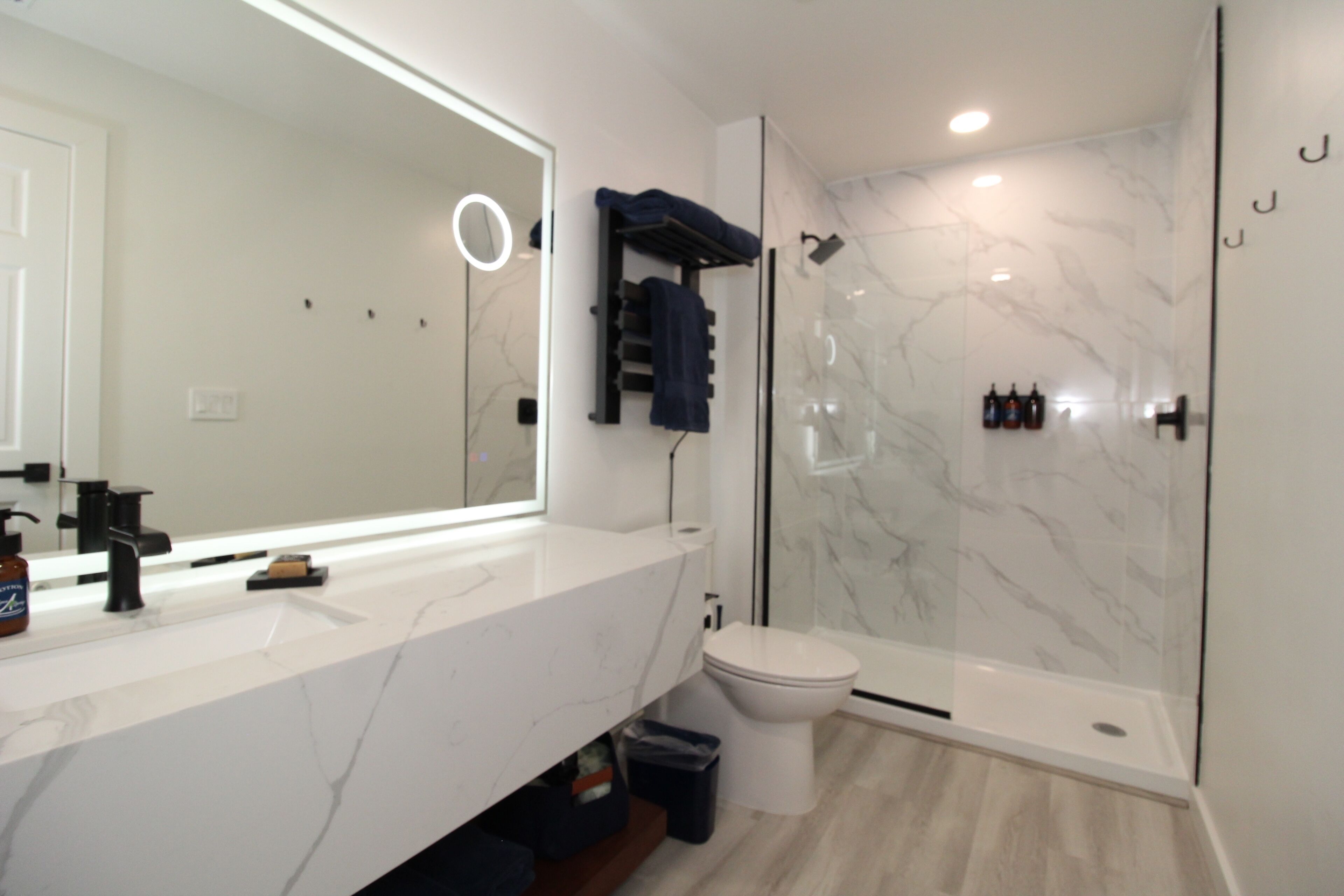Douche, articles de toilette écologiques, sèche-cheveux