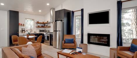 Smart TV, chimenea y libros