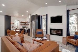 TV connectée, cheminée, livres