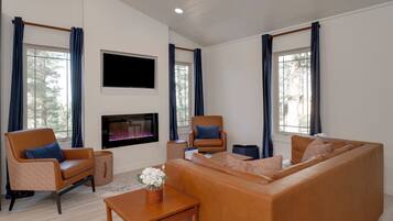 Smart-TV, Kamin, Bücher