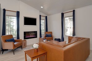 Smart-TV, Kamin, Bücher