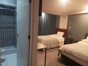 Desk, laptop workspace, soundproofing, iron/ironing board - MMARROS INN PERU (Cusco)