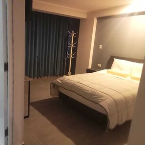 Desk, laptop workspace, soundproofing, iron/ironing board - MMARROS INN PERU (Cusco)