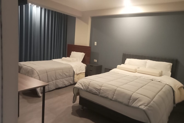 Chambre luxueuse avec lits jumeaux | Bureau, espace de travail pour ordinateurs portables