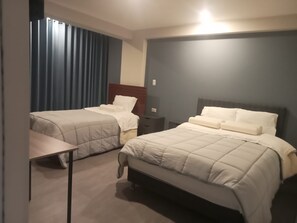 Chambre Luxe avec lits jumeaux | Bureau, espace de travail pour ordinateur portable