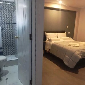 Desk, laptop workspace, soundproofing, iron/ironing board - MMARROS INN PERU (Cusco)