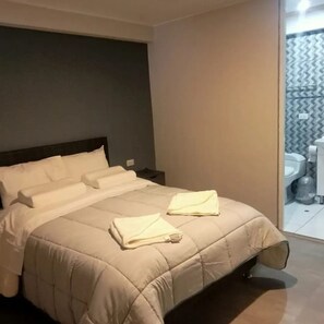 Desk, laptop workspace, soundproofing, iron/ironing board - MMARROS INN PERU (Cusco)